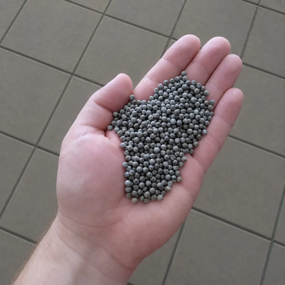 Hand met EPS parels voor kruipruimte isolatie